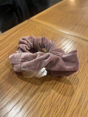 Amazon Size One size Dusty Mauve Velvet Bow Scrunchie Hair Tie